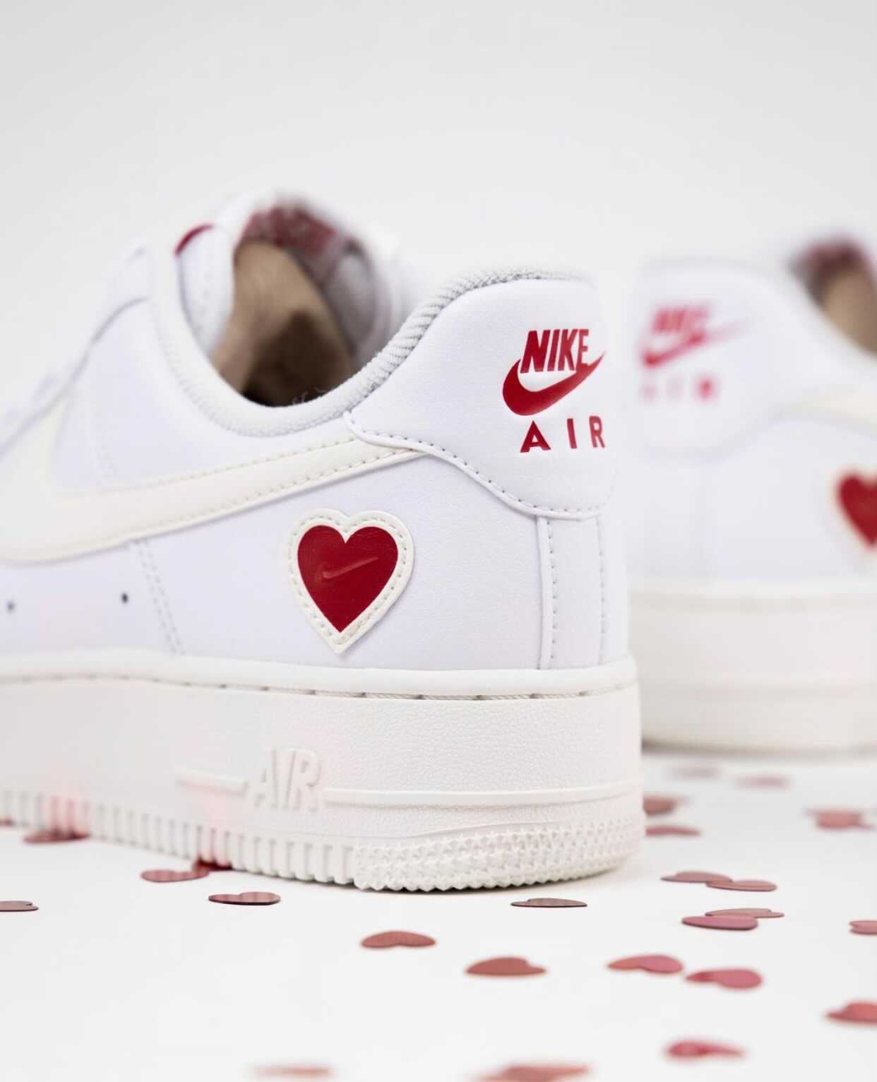 まだ買える Nike Air Force 1 バレンタインデー 21 ホワイトのエアフォース1