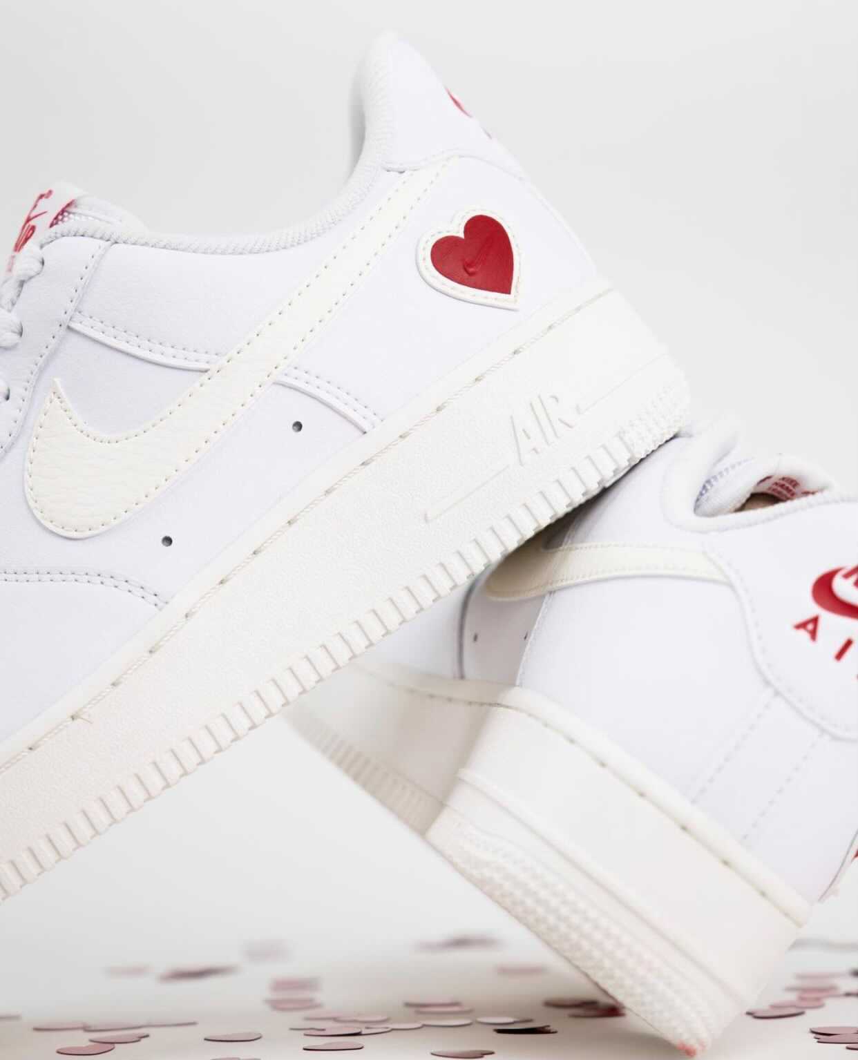 まだ買える Nike Air Force 1 バレンタインデー 21 ホワイトのエアフォース1