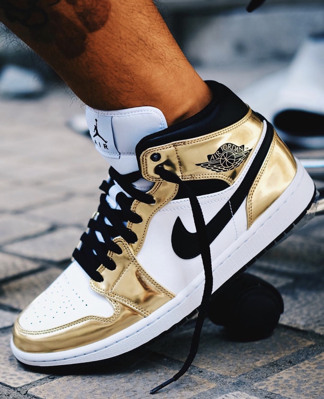 air jordan 1 mid se metallic gold