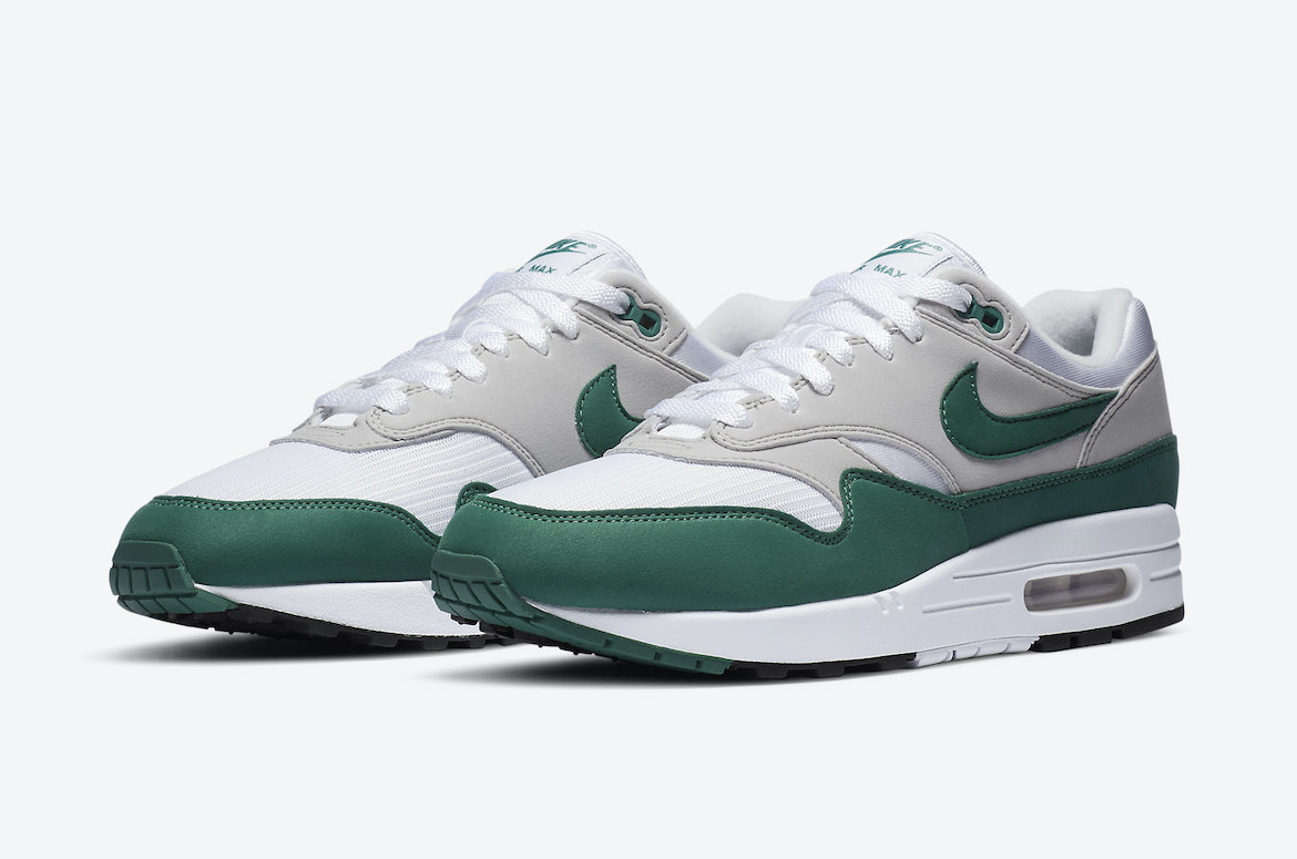 white and green nike air max