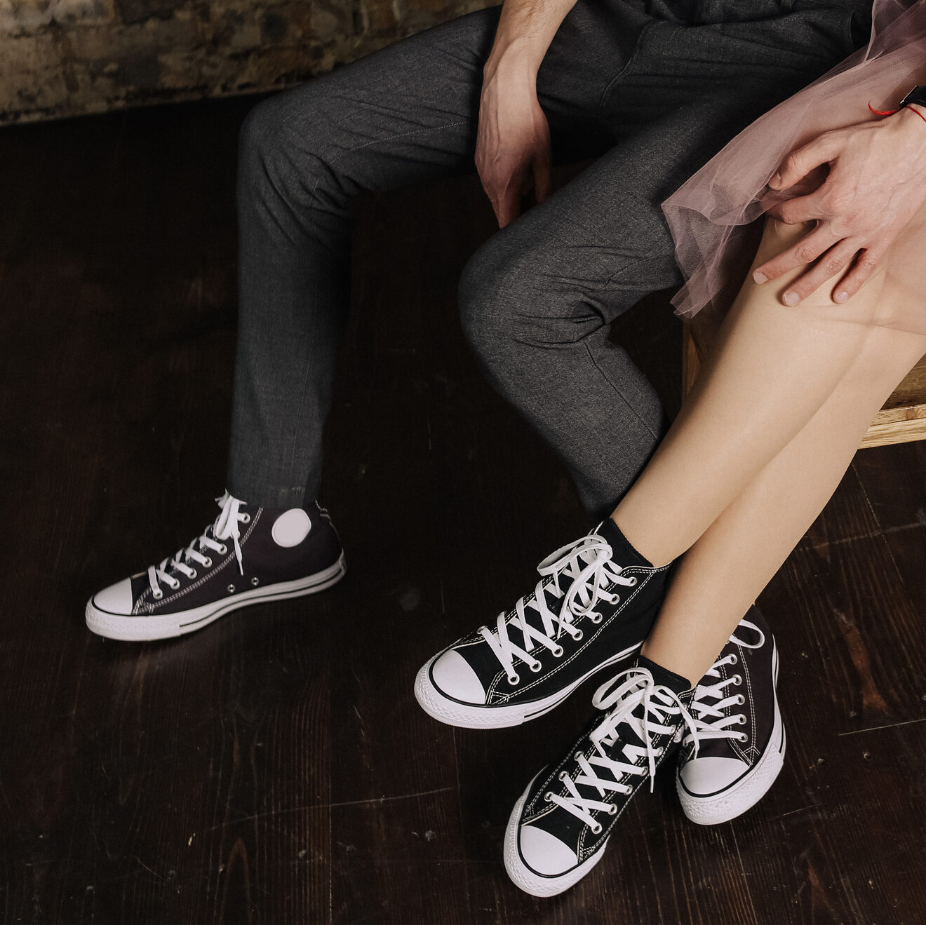 シーン別おすすめスニーカーコーデ：コンバースのペアルック (feet of a loving couple sneakers)