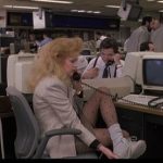映画「ワーキング・ガール」の一コマ：80年代のリーボックを通勤シューズに履くスタイル (working-girl_melanie-griffith_reebok_sneakers_office)