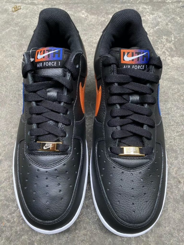 キス x ナイキ エア フォース 1 ロー "NYC"-Kith-Nike-Air-Force-1-Low-NYC-Black-CZ7928-001-pair-top