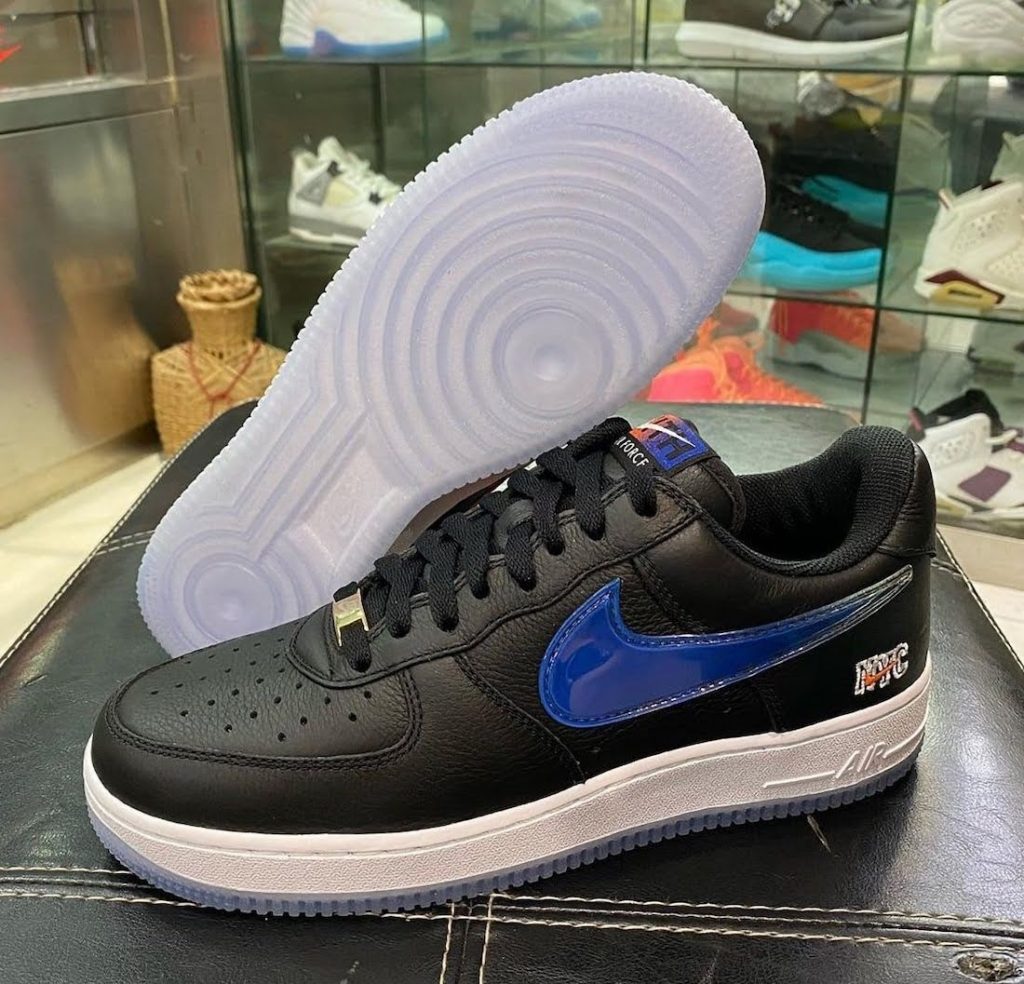 キス x ナイキ エア フォース 1 ロー "NYC"-Kith-Nike-Air-Force-1-Low-NYC-Black-CZ7928-001-pair-side