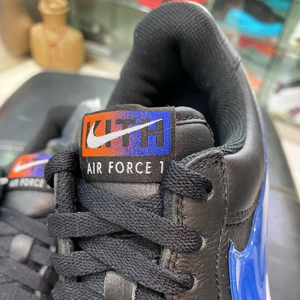 キス x ナイキ エア フォース 1 ロー "NYC"-Kith-Nike-Air-Force-1-Low-NYC-Black-CZ7928-001-tongue-logo
