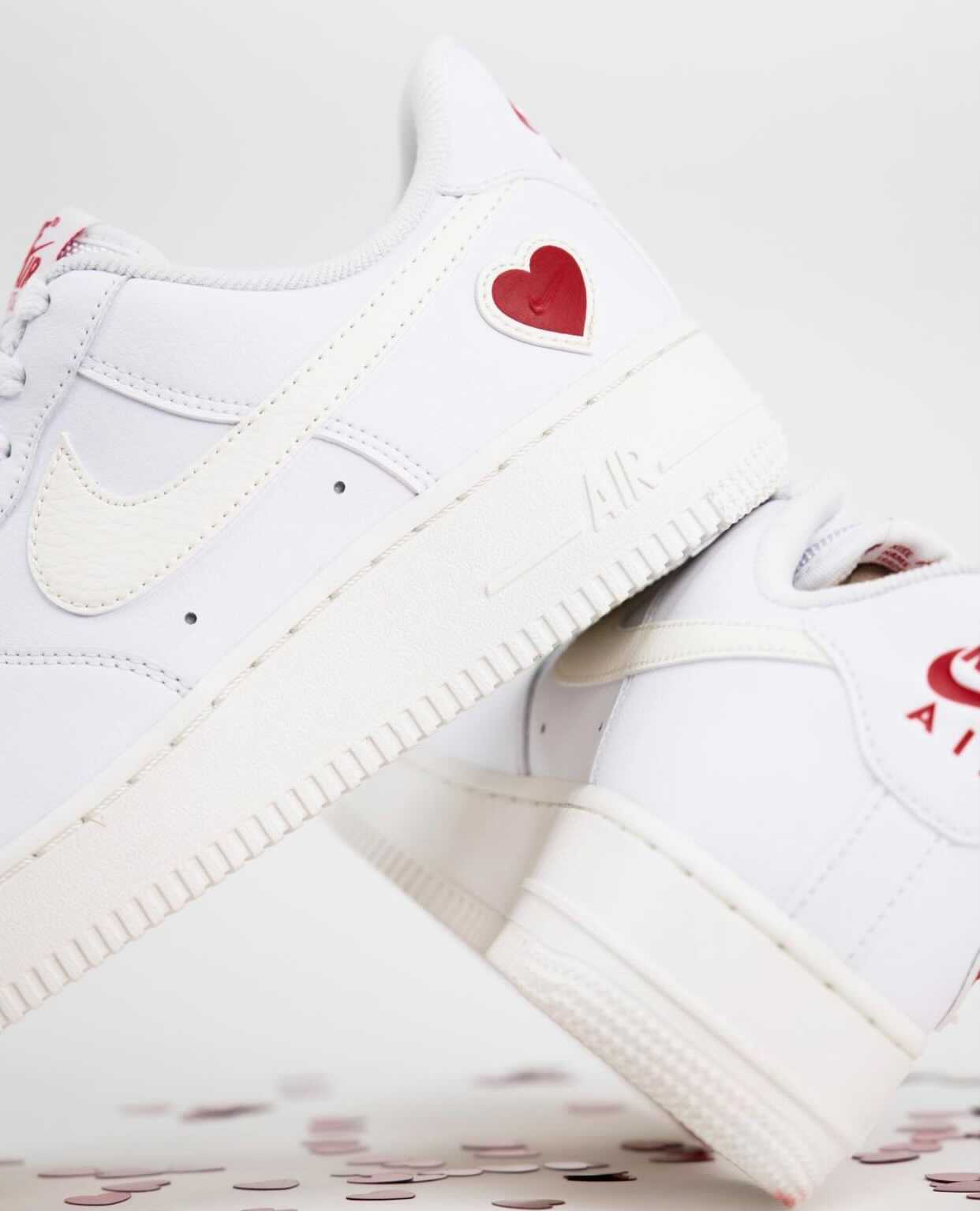 ナイキ エア フォース 1 "バレンタインズデー"-Nike-Air-Force-1-Valentines-Day-DD7117-100-Sneaker News main pair
