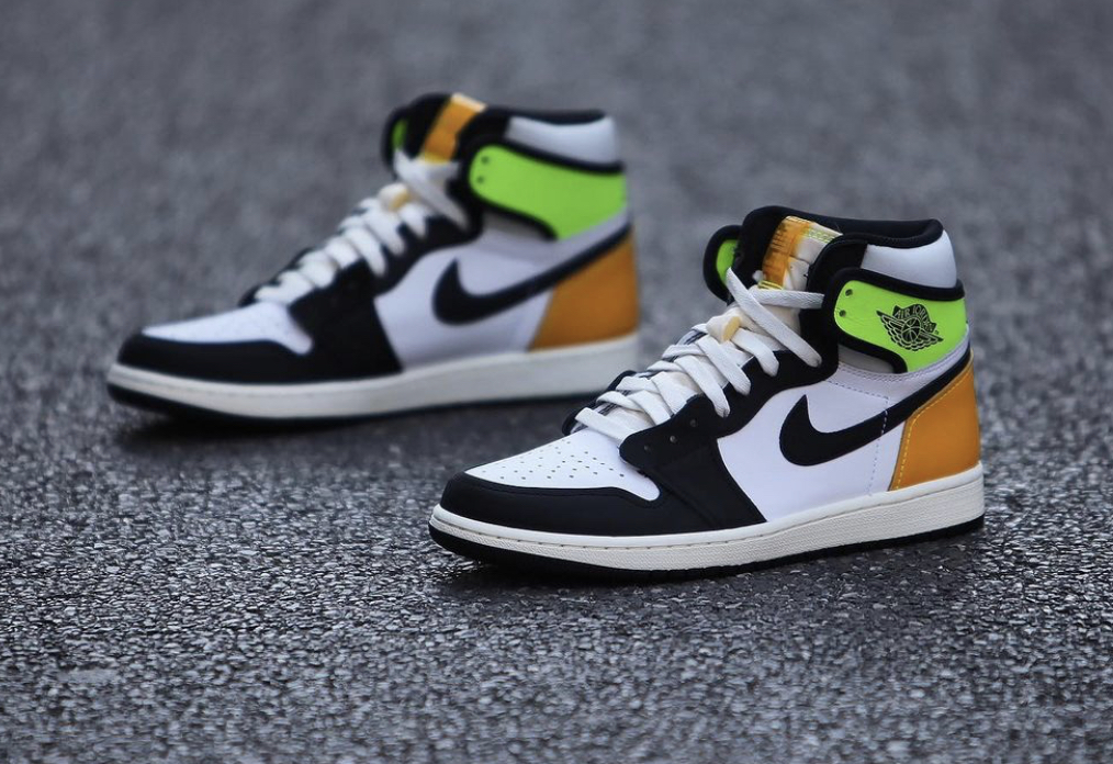 Nike Air Jordan 1 Retro High OG “Volt Gold” ナイキ エア ジョーダン 1 レトロ ハイ OG "ボルト ゴールド" White/ Volt-University Gold-Black pair