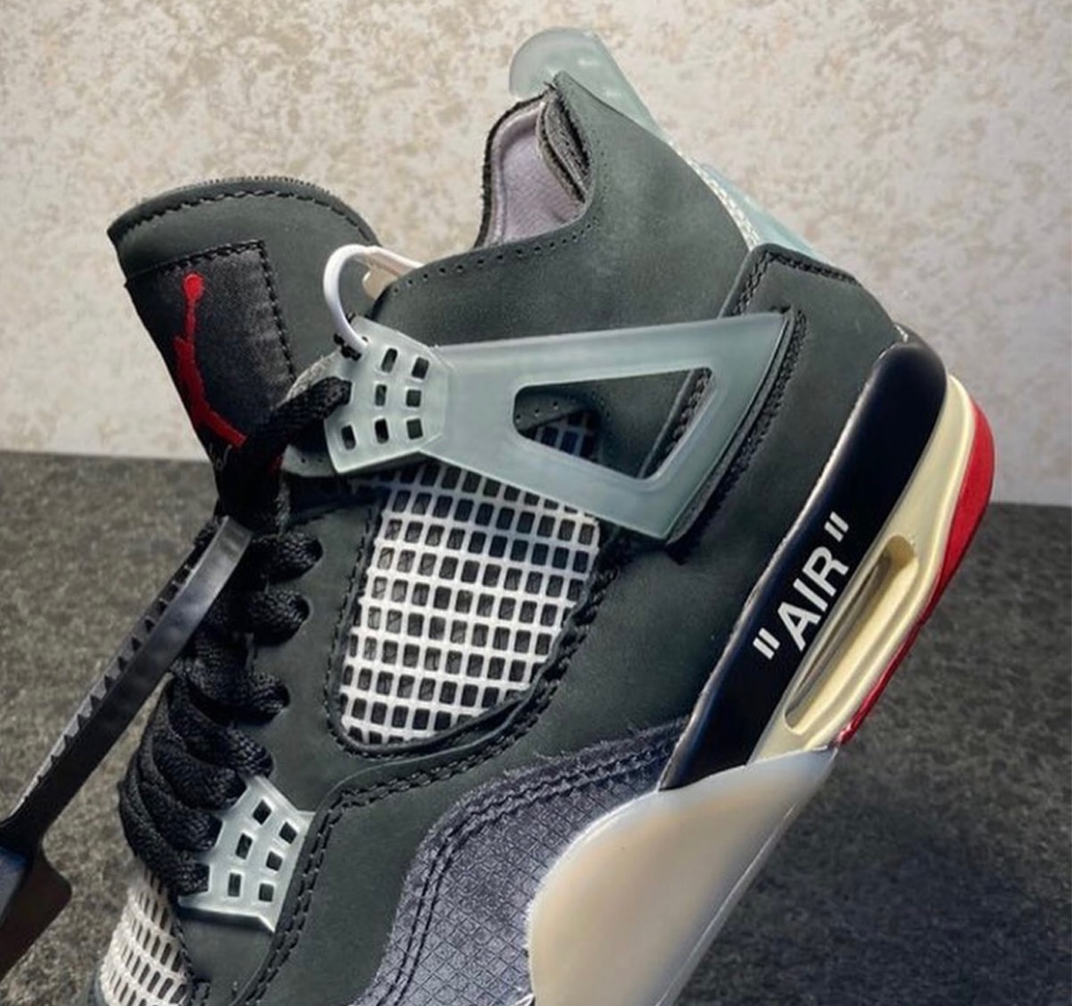 オフホワイト x ナイキ エア ジョーダン 4 "ブレッド" Off-White-Nike-Air-Jordan-4-Bred pair detail