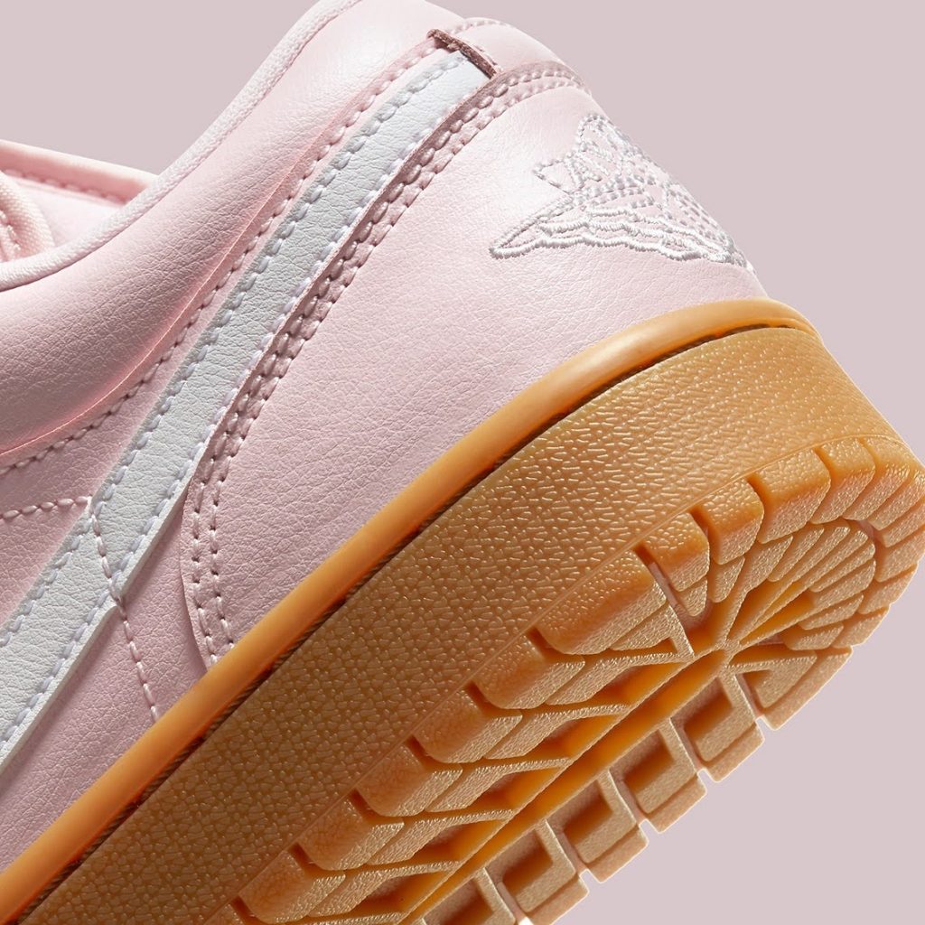 ナイキ エア ジョーダン 1 ロー "ピンクガム" Nike-Air-Jordan-1-Low-Arctic-Pink-Gum-DC0774-601-heel-closeup