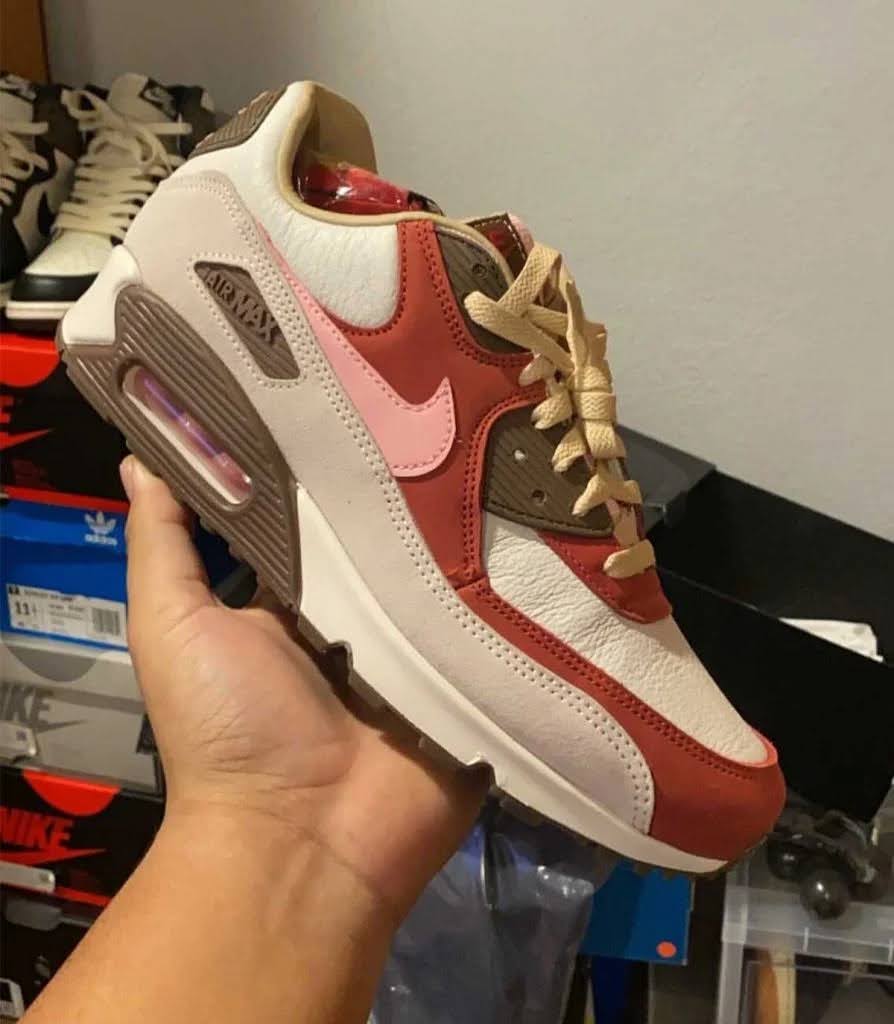 DQM x ナイキ エア マックス 90 "ベーコン" Nike-Air-Max-90-Bacon-2021-CU1816-100-side-on-hand