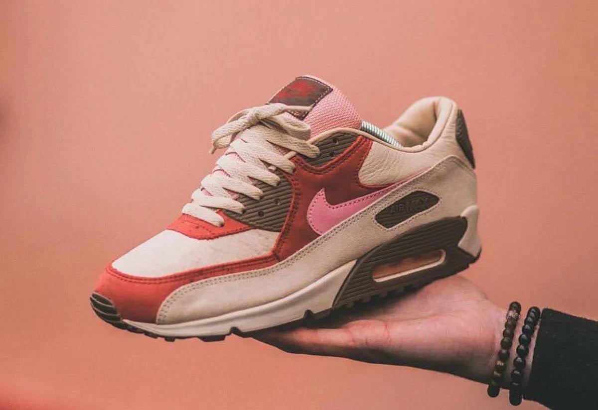 DQM x ナイキ エア マックス 90 "ベーコン" Nike-Air-Max-90-Bacon-2021-CU1816-100-side-on-hand2