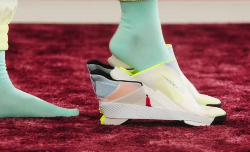 初の”ハンズフリー”モデル【Nike Go Flyease】手放しで履ける次世代スニーカー誕生！