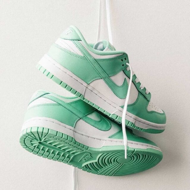 ナイキ ウィメンズ ダンク ロー "グリーン グロウ" Nike-Dunk-Low-Green-Glow-DD1503-105-pair detail