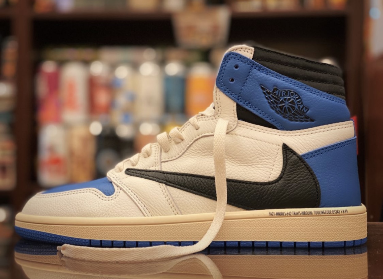 トラヴィス スコット × ナイキ エア ジョーダン 1 ハイ "ロイヤル" travis-scott-nike-air-jordan-1-high-royal-detail pair