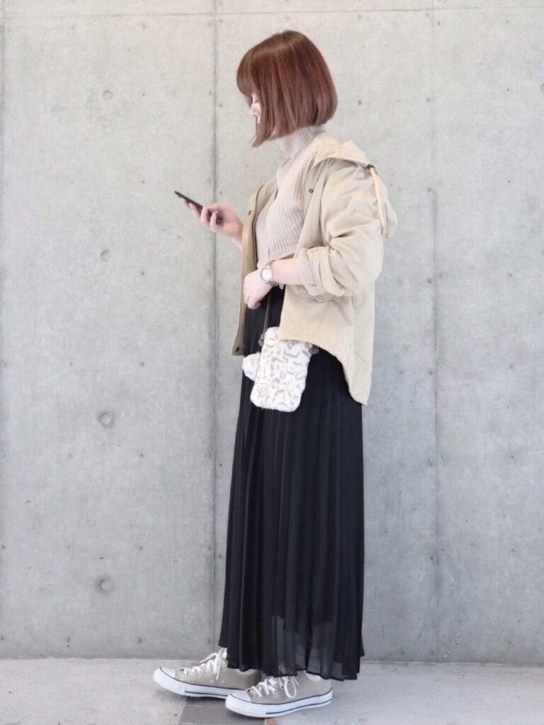 黒×ベージュスニーカーコーデ ladies-beige-sneakers-styles-with-black