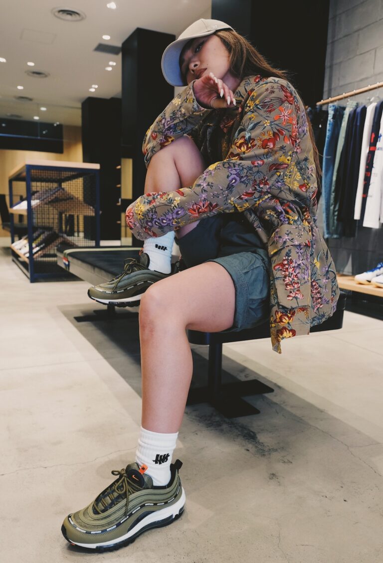 [Men's-like coordination special feature] SNK RGIRL style street style that attracts with sneakers and balance