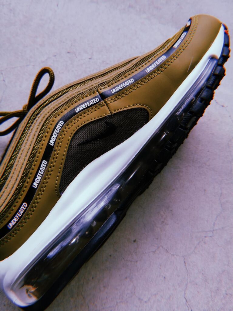 Undefeated x AM97_SNKRGIRL_air