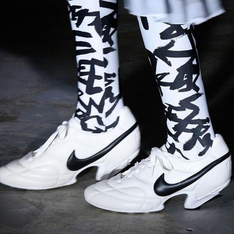 12月16日発売 Comme Des Garcons X Nike Premier スパイクを再構築したヒール付きスニーカーとは