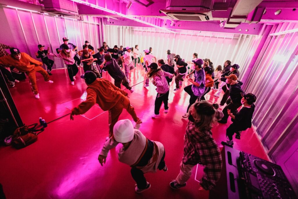 ダンスを愛する全ての人のために【atmos pink ダンススタジオ】日本初!?スニーカーSHOP店内にダンススタジオが併設！トップダンサーによるワークショップも続々と開催予定