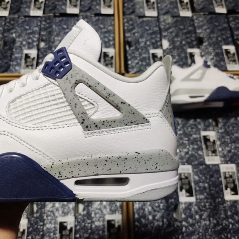 10月29日発売【Air Jordan 4 “Midnight Navy”】ネイビーとセメント柄の