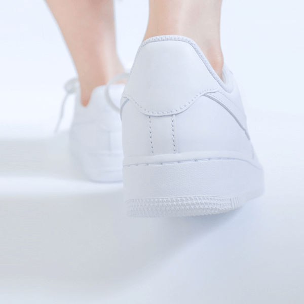 白いスニーカーを履く女性の足