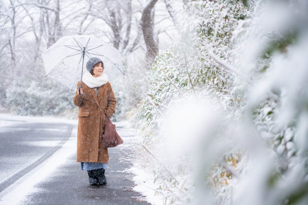 雪道を歩く女性