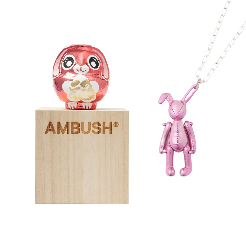 AMBUSHが2023年の卯年を祝してオリジナルのだるまとネックレスを発表