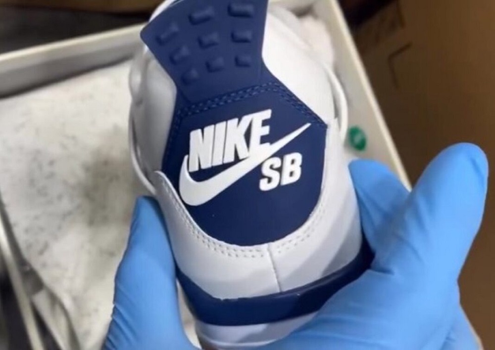 ナイキ SB エアジョーダン4 コラボ ブルーホワイト nike-sb-x-air-jordan-4-blue-white