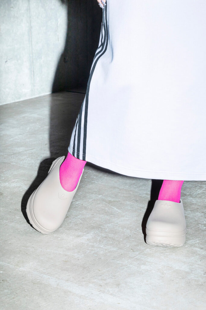 アディダス アディフォーム スタン ミュール adidas-adifom-stan-mule-w-atmos-pink-atmos-look-2