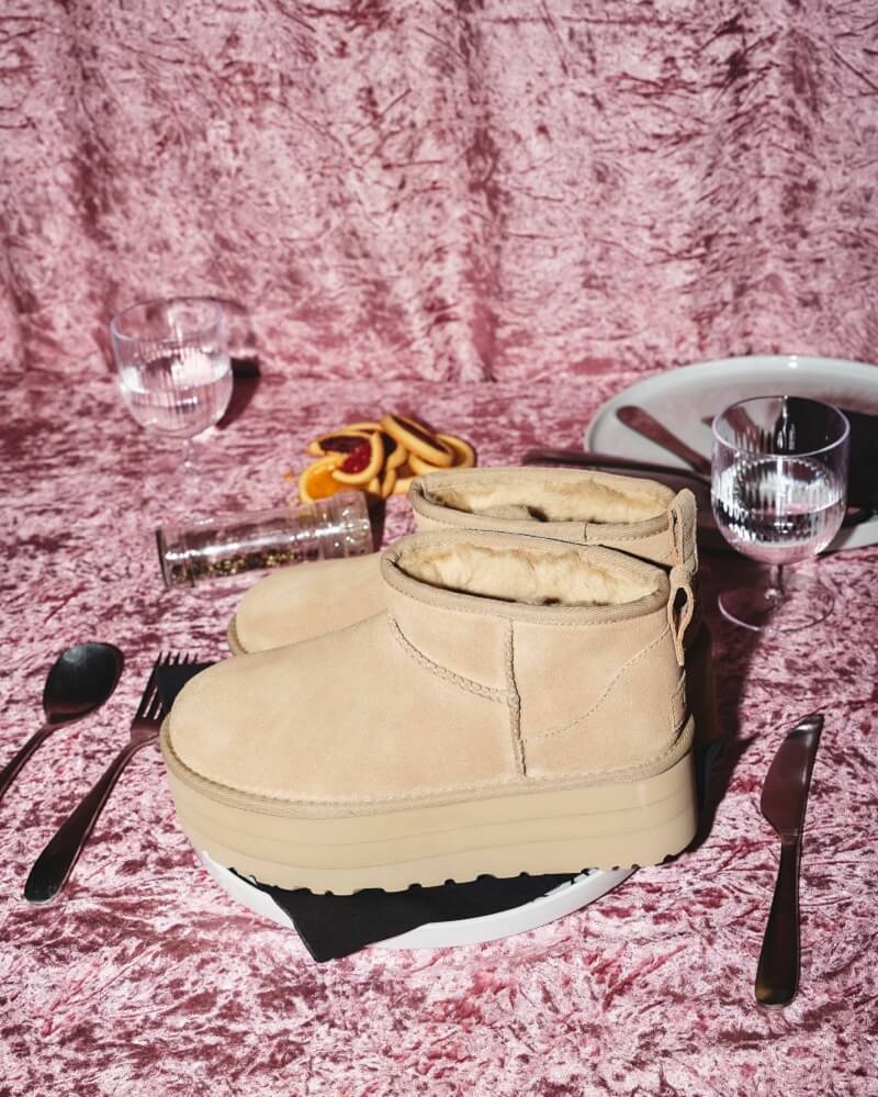 9月6日発売【atmos pink x UGG® Classic Ultra Mini Platform】大人気  