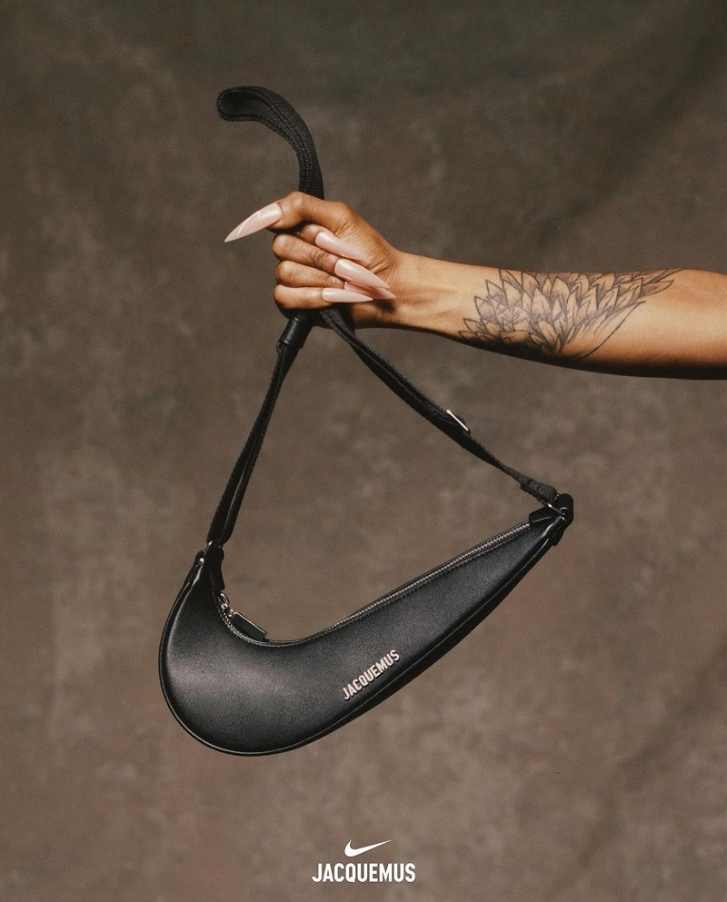 2月26日海外発売【Jacquemus x Nike ”The Swoosh Bag”】人気コラボからスウッシュ型のバッグが登場！