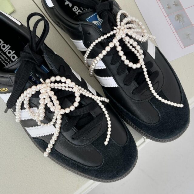 韓国で人気沸騰中【MONDAY EDITIONのリボンパーツでスニーカーを簡単カスタム】靴紐に通すだけで楽しめるトレンドスタイル
