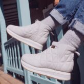 Teva®テバ "ReEmber Mid Platform" 厚底ソールのキルティングシューズ