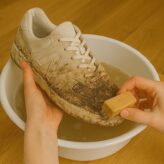スニーカーの汚れはこう落とす！｜洗う前の準備と素材別の洗い方テクニック