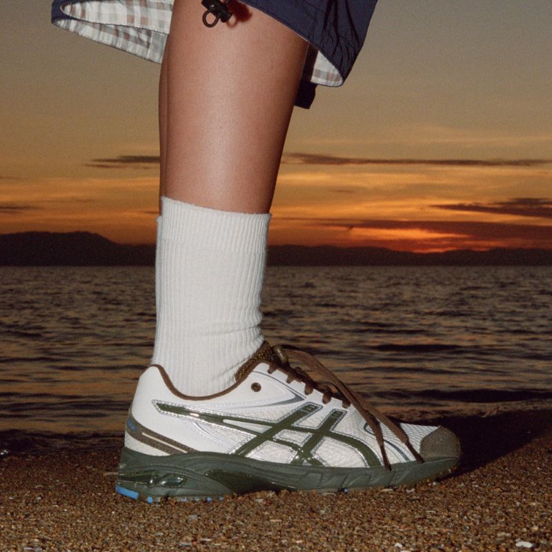5月25日,30日海外発売｜Temptation Vacation x Asics GEL-DS Trainer™14 オーストラリアの海岸沿いで過ごす週末をイメージ