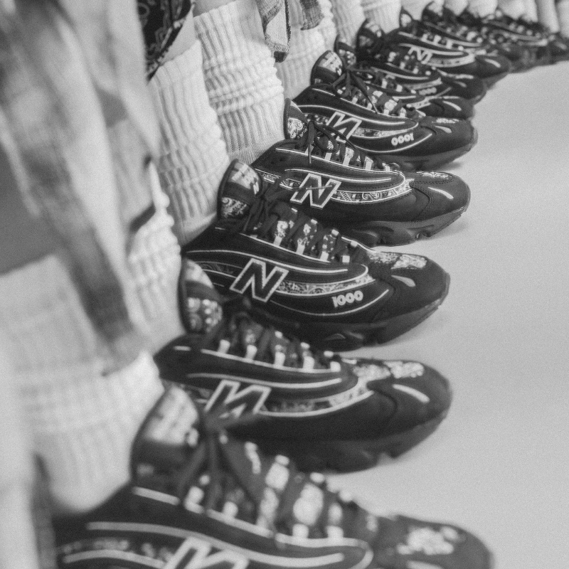 5月16日先行,24日発売｜New Balance M1000AP 'bāṅdhnū' atmosの先鋭的なスタイルを取り入れたバンダナ柄の”M1000AP”