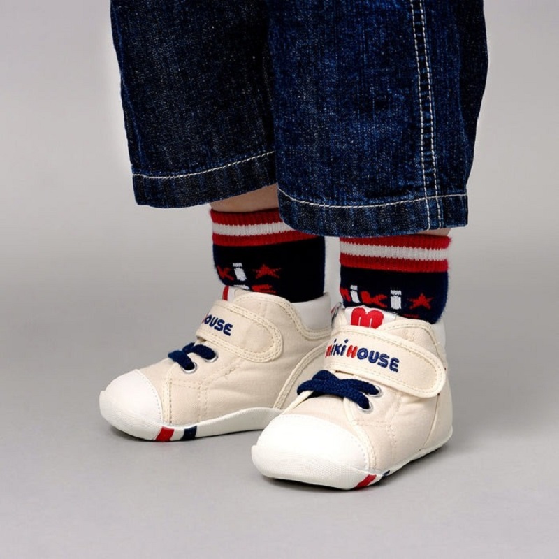 ファーストシューズおすすめはコレ！先輩ママが選ぶ人気ブランド【屋外・室内】