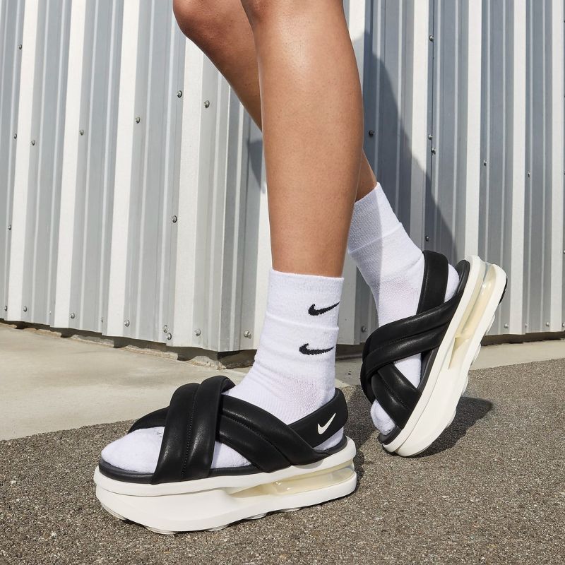 【2025年】ナイキ エアマックス アイラ/ Nike Air Max ISLAのおしゃれコーデ特集｜軽やかに見せる大人の厚底コーデ術