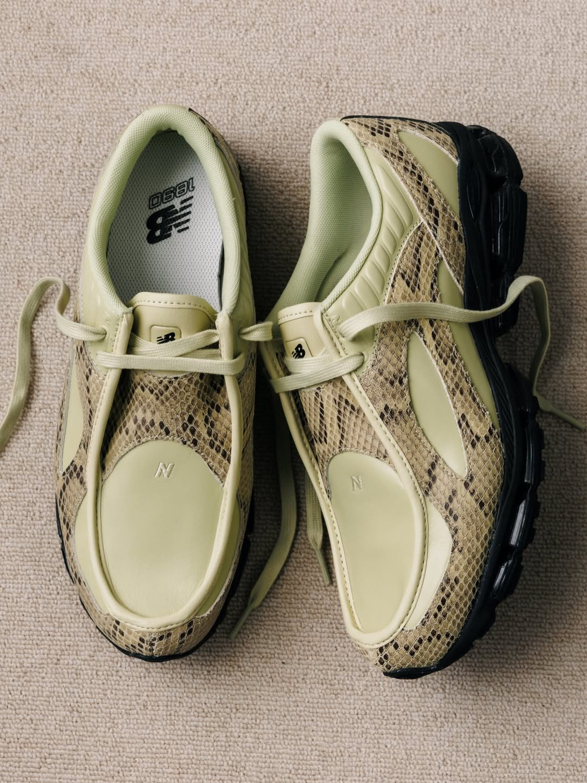 newbalance_snakeskin_1890A_main photo