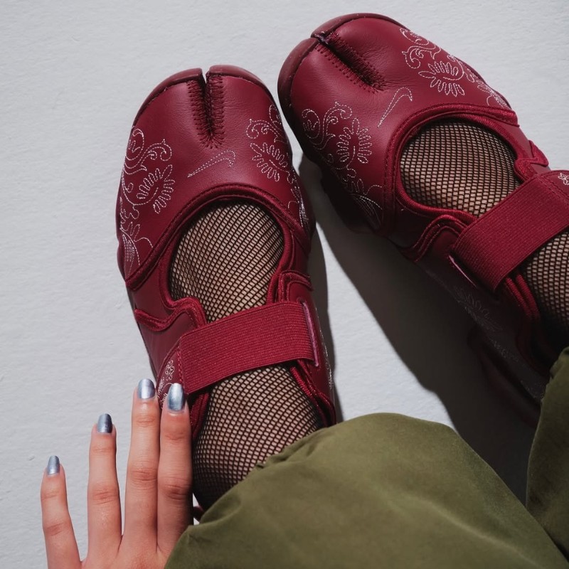 Nike WMNS Air Rift "TEAM RED/PALE IVORY"