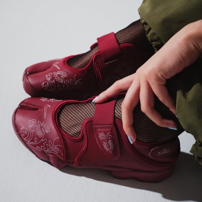 Nike WMNS Air Rift "TEAM RED/PALE IVORY"
