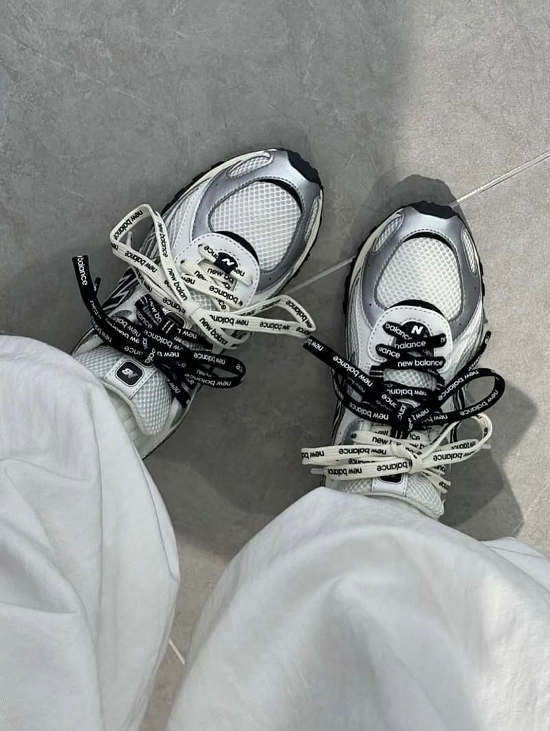 New Balance 204L “Silver Metallic”