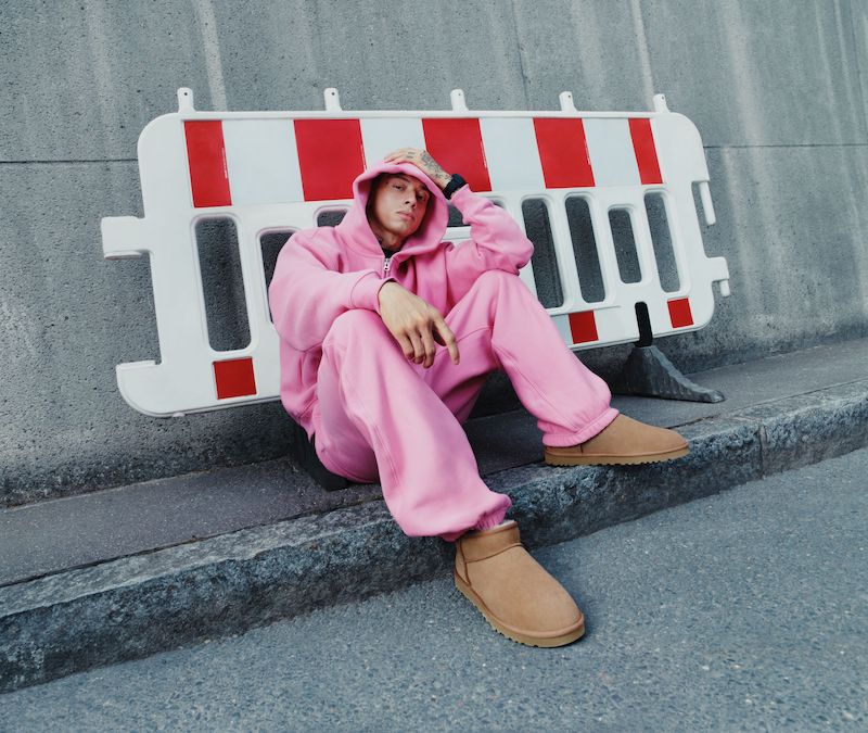 UGG®2025秋冬キャンペーン「ICONIC FROM THE FIRST STEP」