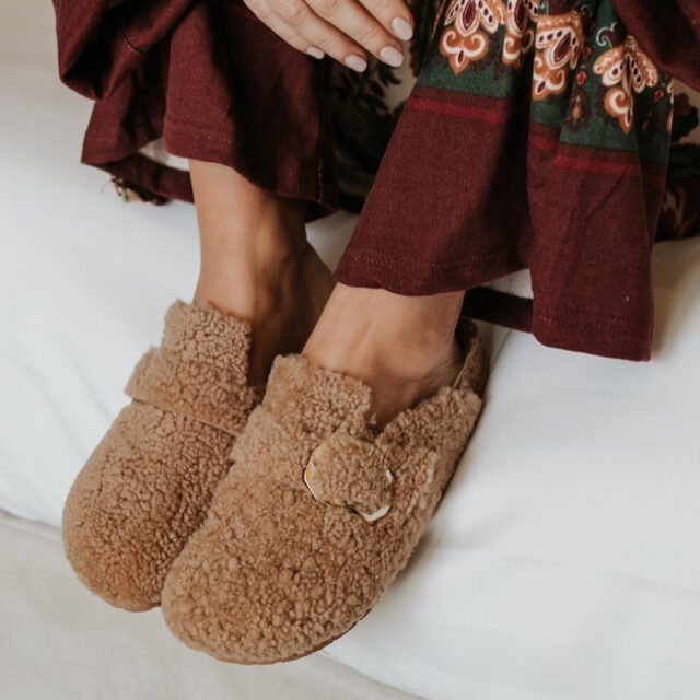 10月中旬発売｜「GENUINS」から高いクッション性と保温性を兼ね備えた新作クロッグサンダルが登場