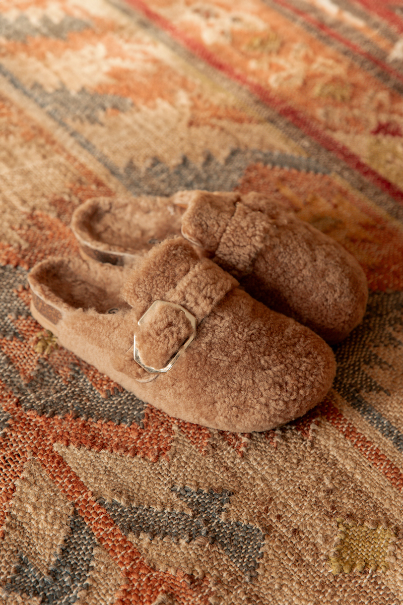 10月中旬発売｜「GENUINS」から高いクッション性と保温性を兼ね備えた新作クロッグサンダルが登場