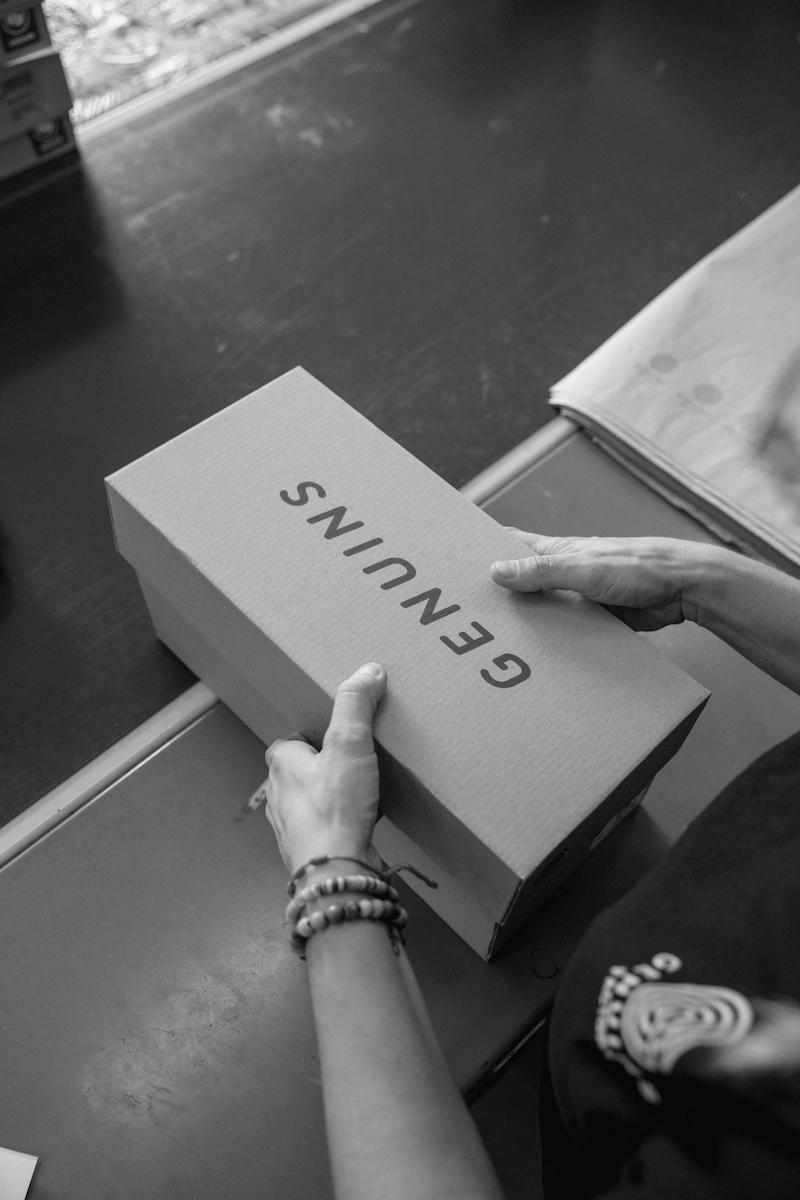 10月中旬発売｜「GENUINS」から高いクッション性と保温性を兼ね備えた新作クロッグサンダルが登場