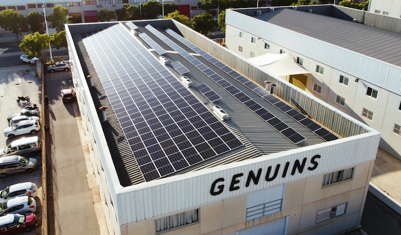 10月中旬発売｜「GENUINS」から高いクッション性と保温性を兼ね備えた新作クロッグサンダルが登場