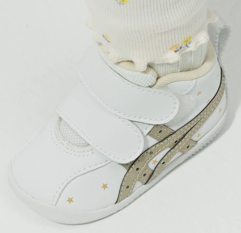 足の健康を考えるファーストシューズなら「アシックス(Asics)」が人気