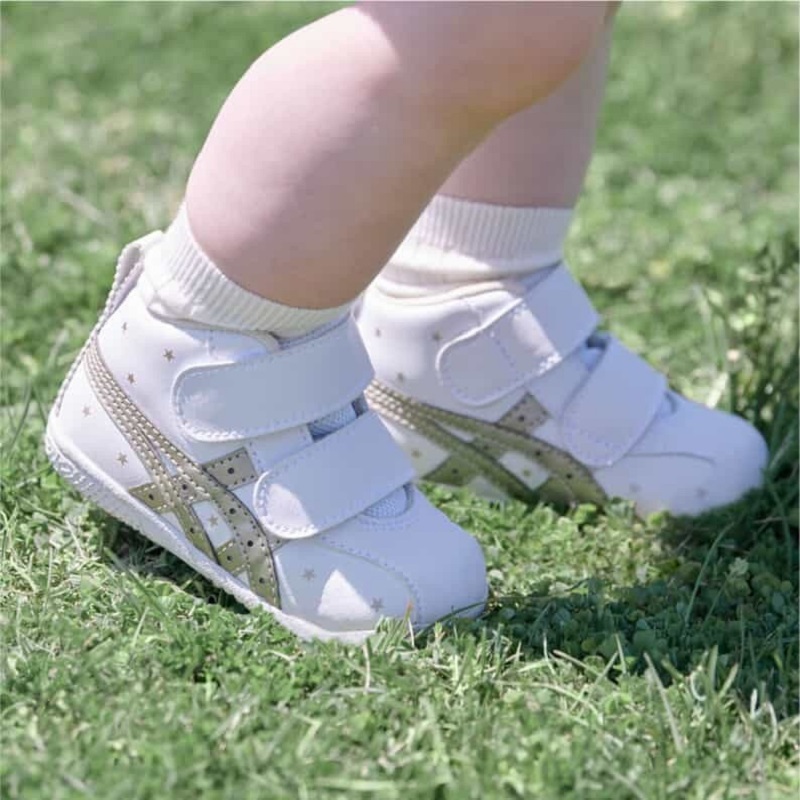 足の健康を考えるファーストシューズなら「アシックス(ASICS)」が人気！靴の特徴をくわしく解説