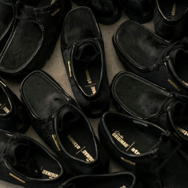 12月24日発売｜Clarks Originals x atmos x BlackEyePatchのトリプルコラボレーション『Wallabee』